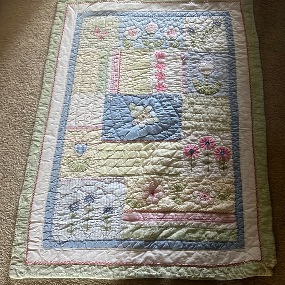 EUC. Pottery Barn crib quilt